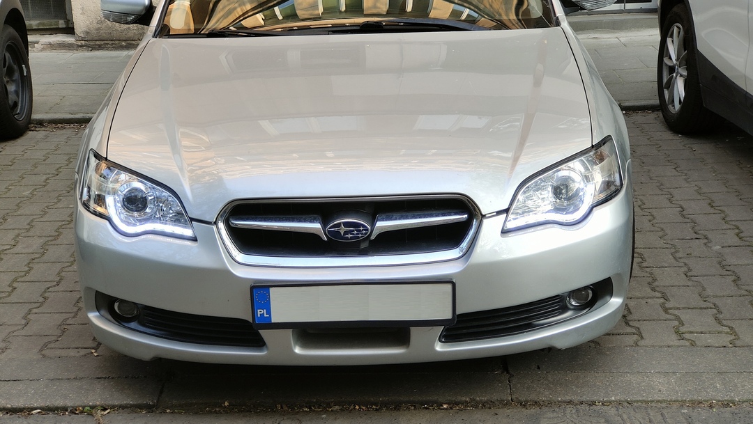 światła dzienne drl Subaru Legacy IV, widok w późne popołudnie