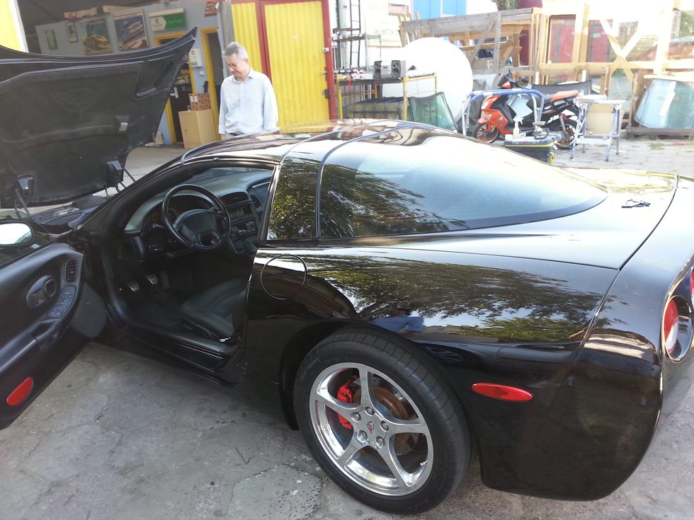 charakterystyczna szyba tylna Chevroleta Corvette