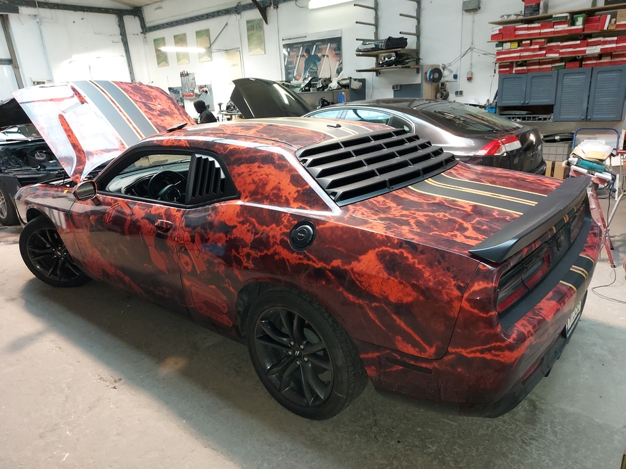 Dodge Challeger na przeróbce reflektorów