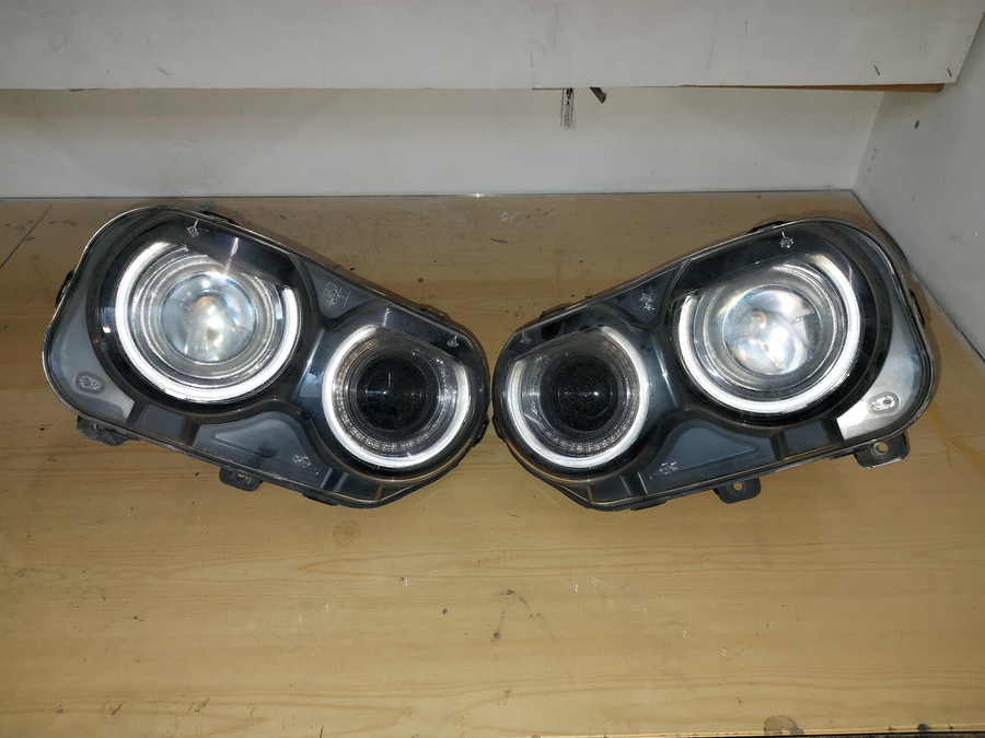 wymontowane lampy przednie Dodgea