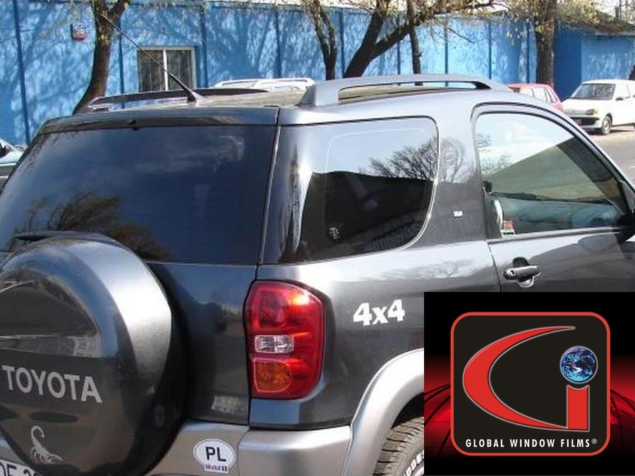 logo firmy Global na zdjęciu toyoty