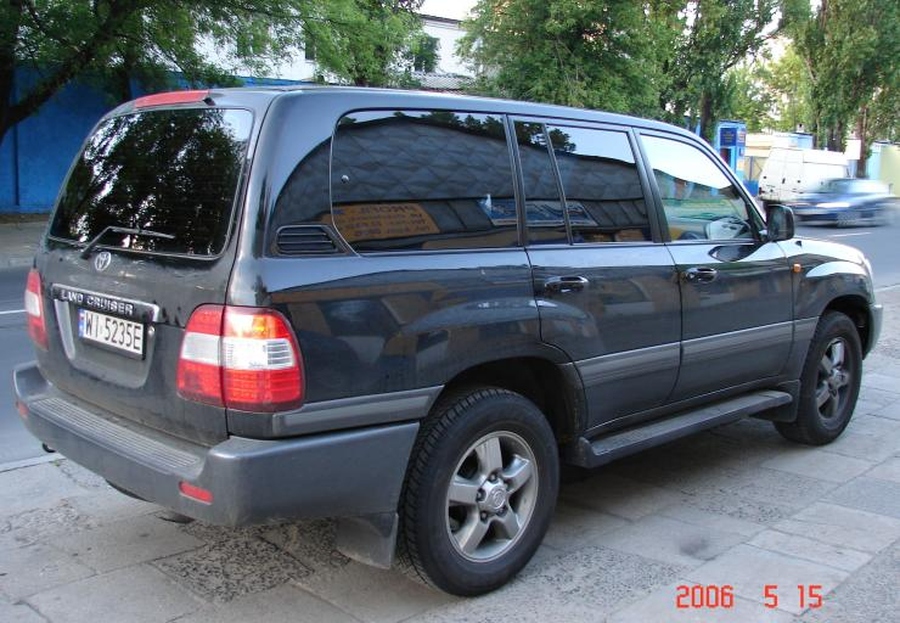 Land Cruiser tył i prawy bok